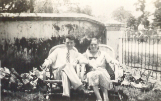 24 febr 35 pappie en mammie in de tuin